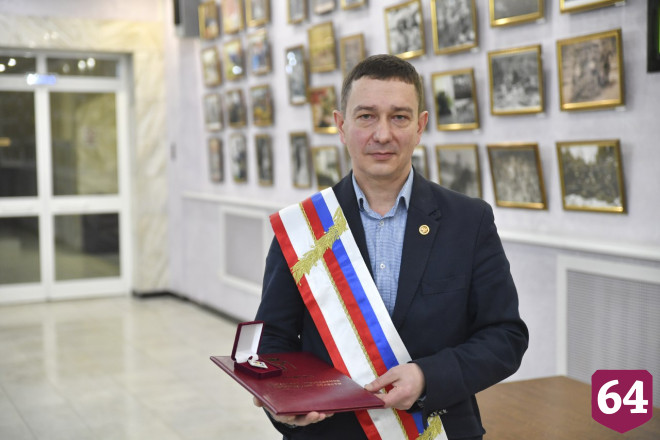 Губернатор поздравил врача и журналиста с присвоением почетного звания 