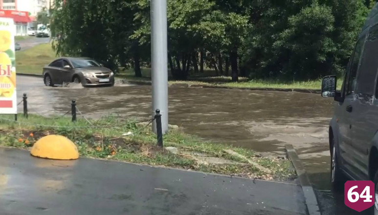 Саратовцы после ливня засняли мощный «водопад» на набережной