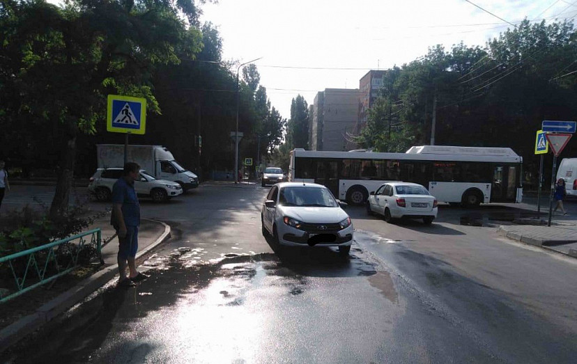 В Саратове на Астраханской под колеса «Лады» попала женщина 