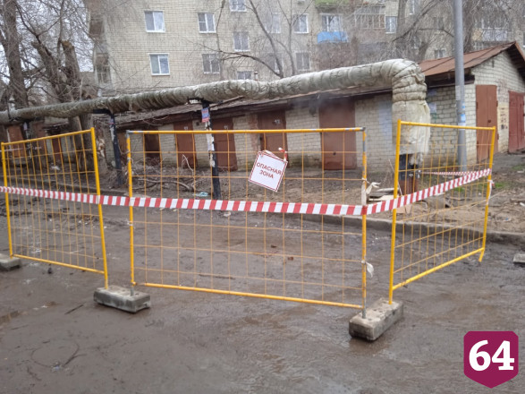 В Саратове на размытой водой дороге провалился автомобиль