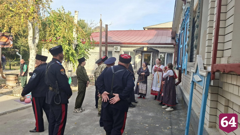 В Саратовской области на казачьем фестивале кормили щами и фланкировали шашкой