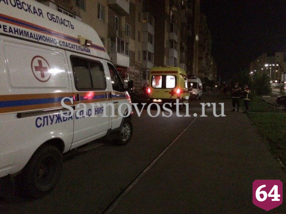 В Саратове девушка выпала из окна 5-го этажа и выжила
