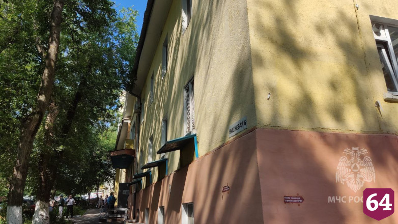 Ночью в Саратове пожарные тушили поликлинику