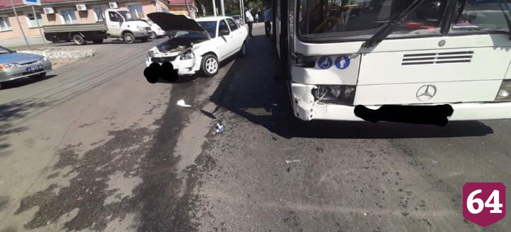 На Мясницкой водитель «Приоры» протаранил автобус
