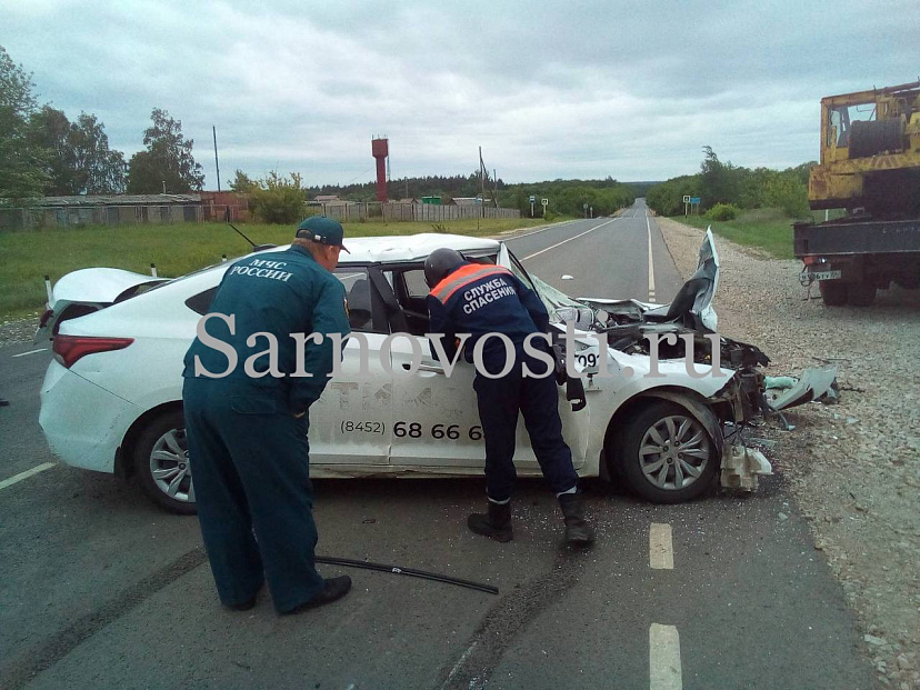 Двое мужчин на легковушке покалечились в ДТП с автокраном под Саратовом