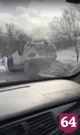 На подъезде к Саратову автомобиль опрокинулся на крышу