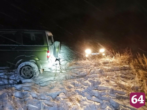 Автоледи на «Калине» застряла ночью в снежном поле 