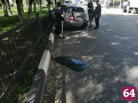 В Саратове водитель грузовика уходил от столкновения и протаранил легковушку