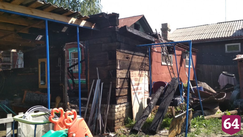 Под Саратовом огонь уничтожил частный дом и пристройку