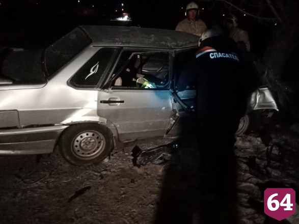 Саратовские спасатели извлекли из покореженного автомобиля 2 человек