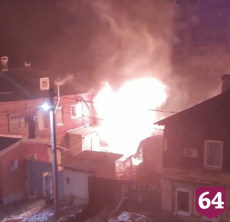 Пожарные отбивали от огня двухэтажный дом в поселке Первомайском
