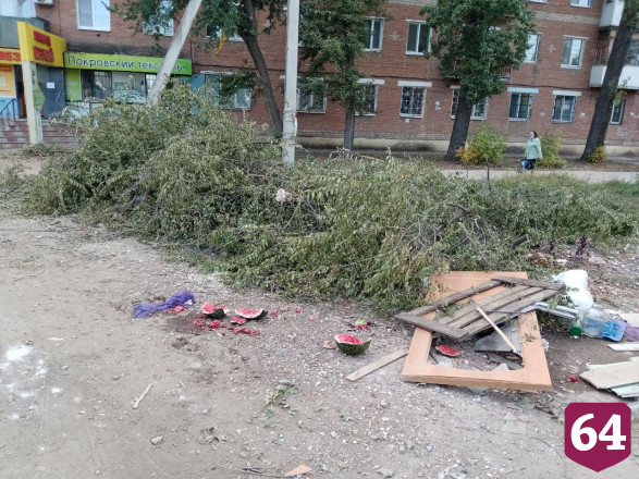 Опасная мусорка у детсада стала в два раза больше