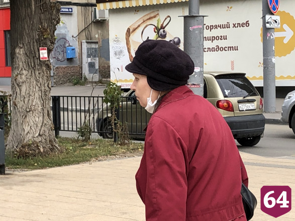 Жители Саратова начали носить маски в общественных местах
