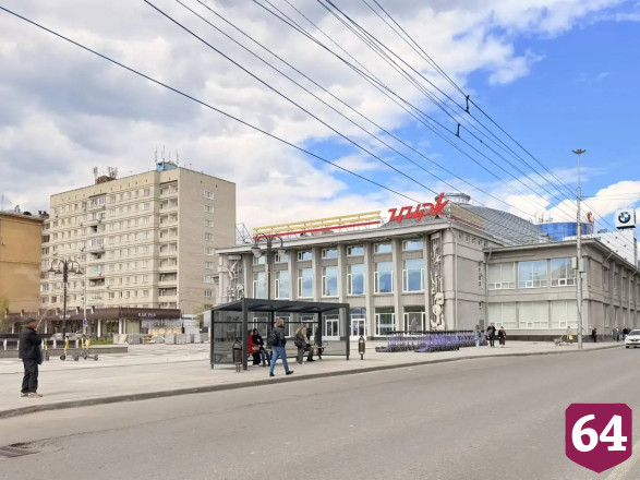 На площади Кирова меняют поврежденную плитку