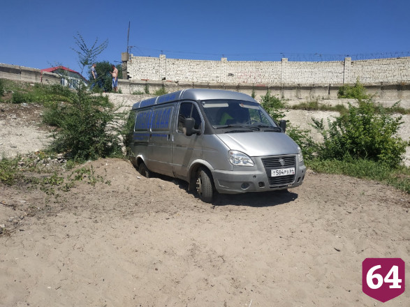 В Саратове легковой автомобиль съехал в Волгу