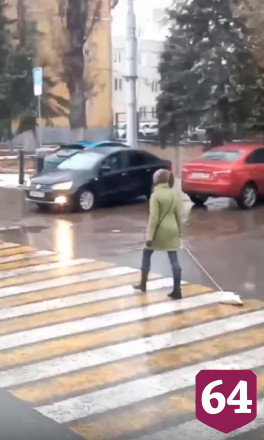 Девушка «выгуливала» по улицам Саратова утюг