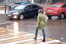 Девушка «выгуливала» по улицам Саратова утюг