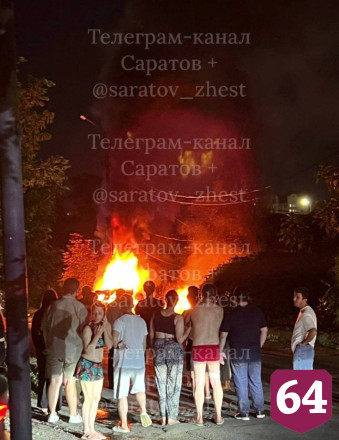 В Саратове автомобиль врезался в столб и загорелся