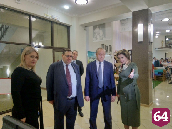 Саратовские пенсионерки объяснили губернатору процесс оплаты ЖКУ через интернет 