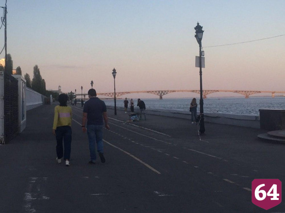 В Саратове на набережной восстановили запрещающие ленты