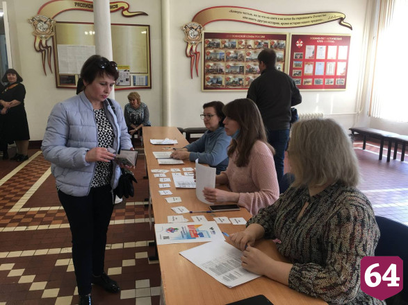 В Саратове родители выпускников сдали ЕГЭ по русскому языку