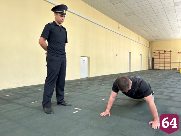 В Саратове полицейские соревновались в перетягивании каната