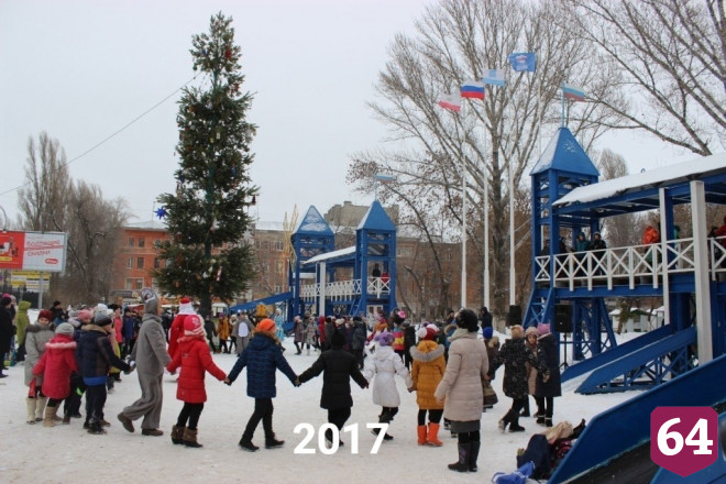 Саратовцы сравнили городские елки за 10 лет