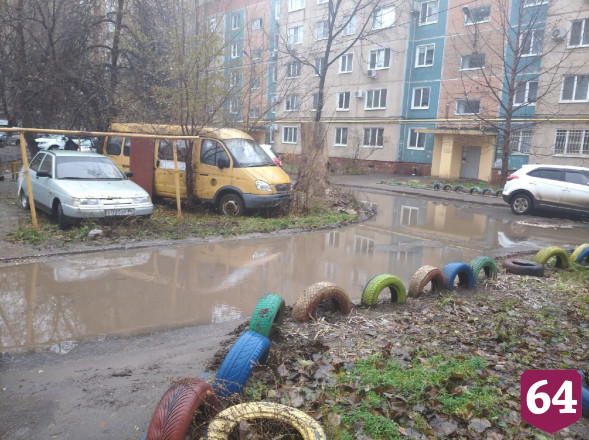 Беременная пожаловалась на затопленную годами дорогу