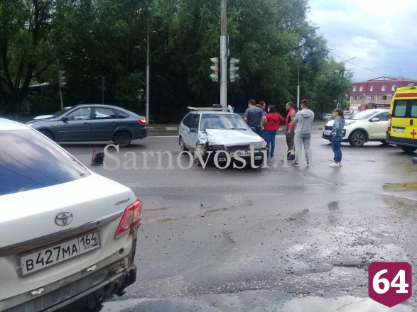 Женщины повредили ноги в ДТП на Московском шоссе