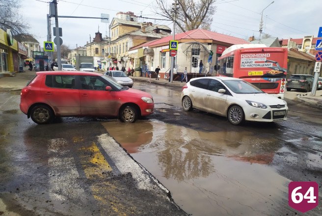 В Саратове коммунальные лужи мешают асфальтировать дороги 