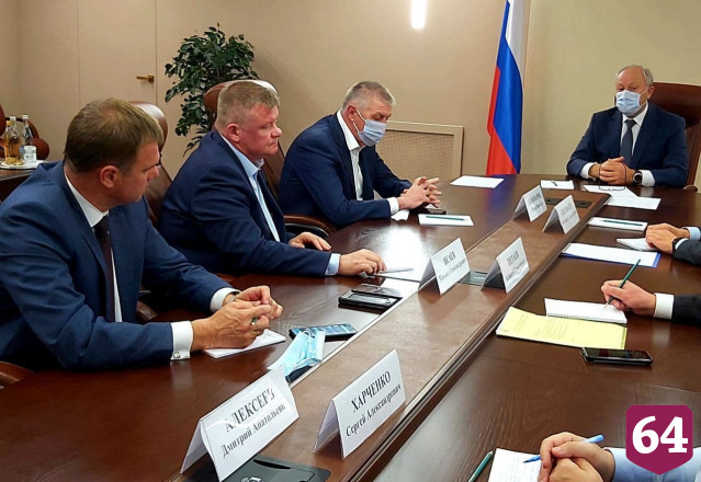 Губернатор потребовал решить проблемы с автобусами в Саратове