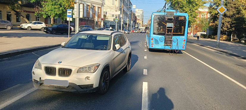 «БМВ» сбил женщину у сквера Первой учительницы
