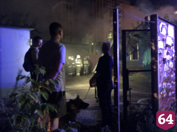 Полыхающий дом в центре Саратова тушили 26 пожарных