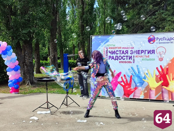В Балакове детям с инвалидностью устроили праздник с мастер-классами, кукольным театром и собаками-терапевтами