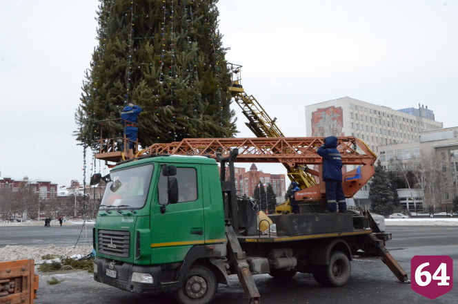В Саратове начали демонтировать ёлку на Театральной площади