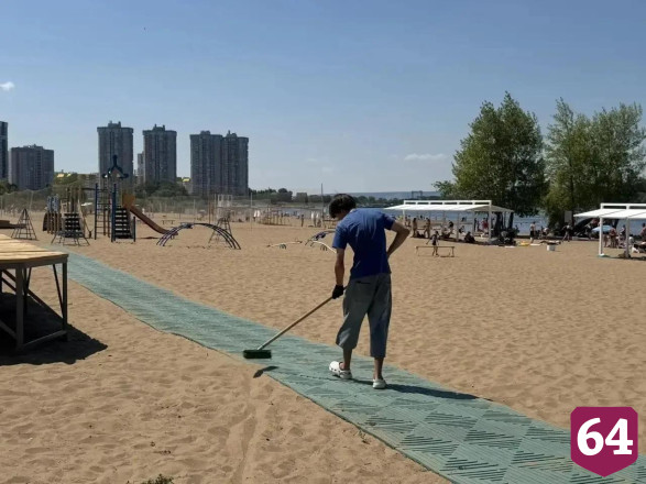 Горожане в жару оценили обновленный пляж