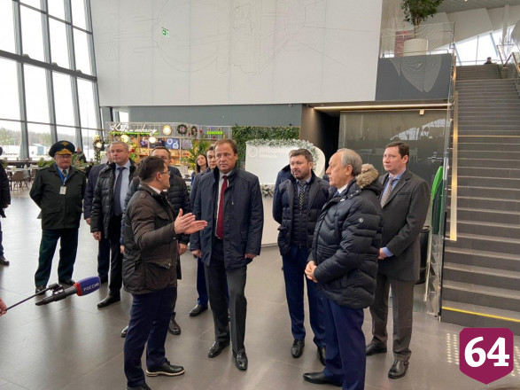 Полпреду Комарову уcтроили экскурсию по аэропорту «Гагарин»