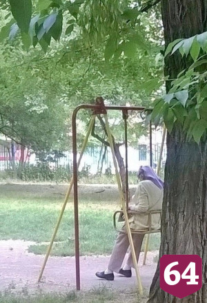Саратовцы поддержали пенсионерку на детских качелях