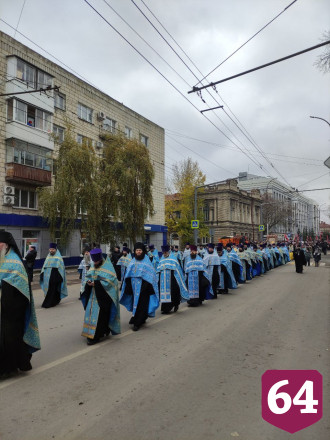 Тысячи жителей Саратова участвуют в крестном ходе