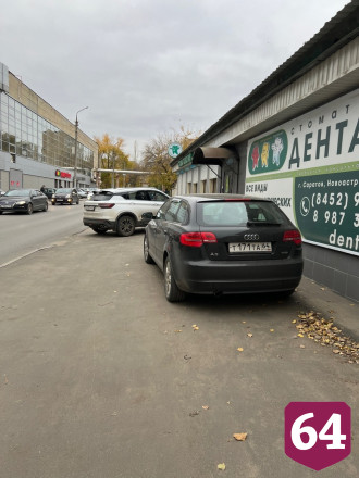 В Саратове автохамы оккупировали тротуары у магазинов
