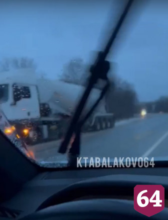 Под Саратовом фуры встали на трассе из-за сильного гололеда