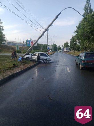 Под Саратовом автомобиль сбил женщину и врезался в столб