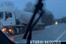 Под Саратовом фуры встали на трассе из-за сильного гололеда
