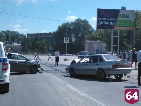 Уснувший водитель «Лады» протаранил иномарку у автобусной остановки