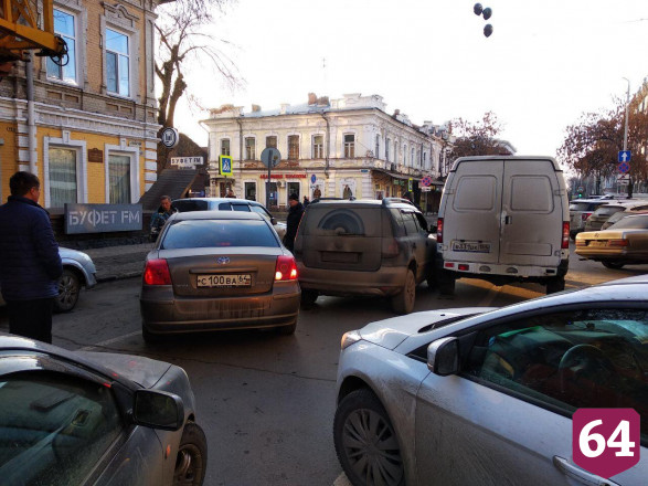 На Вольской у ТЮЗа столкнулись четыре автомобиля 
