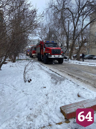 В Саратове пожарные спасли из горящего дома 18 жильцов