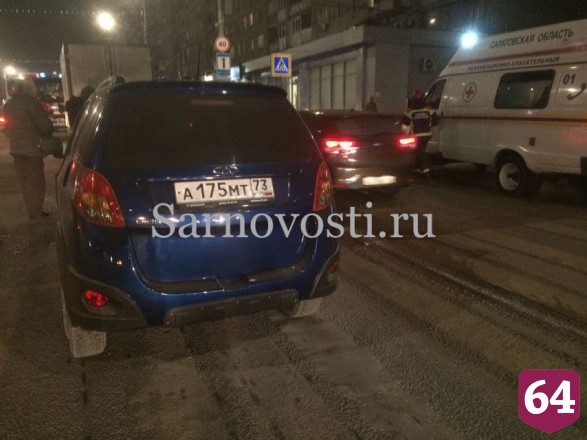 В Саратове легковушка протаранила грузовик и загорелась