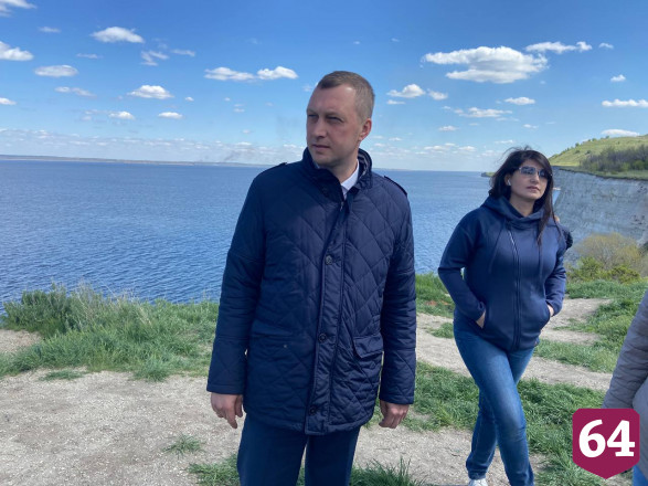 Бусаргин потребовал отремонтировать дорогу к утесу Степана Разина