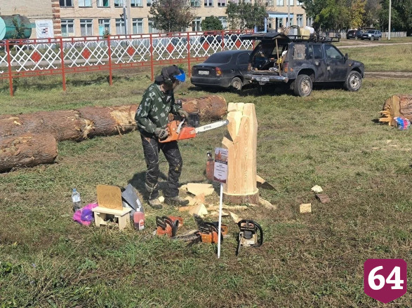 На фестивале в Саратовской области из дерева вырезали Бабу-ягу и медведя 