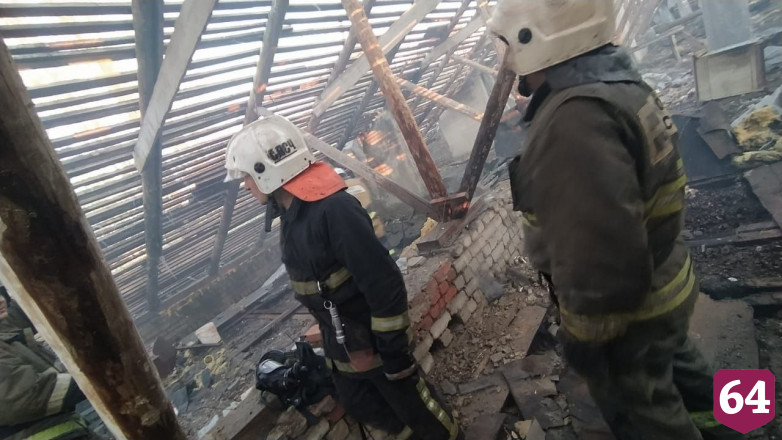 В Саратове пожарные тушили 3-этажный дом